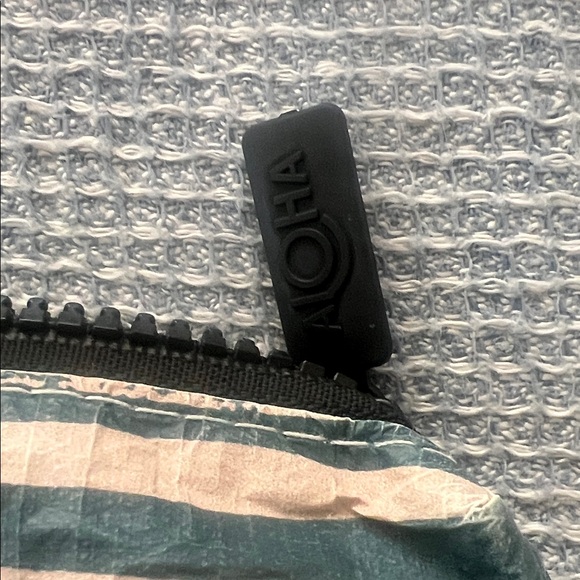 ALOHA Collection Green and Cream Travel Bag - Picture 2 of 9